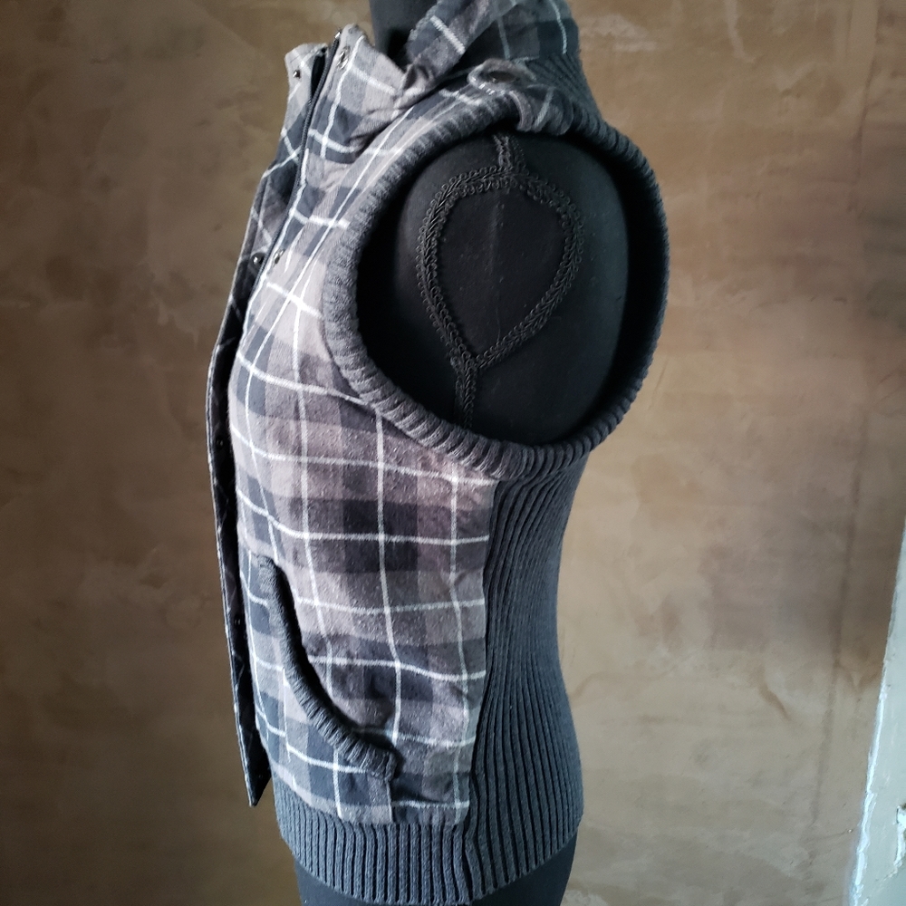 Vest - Picture 2 of 3